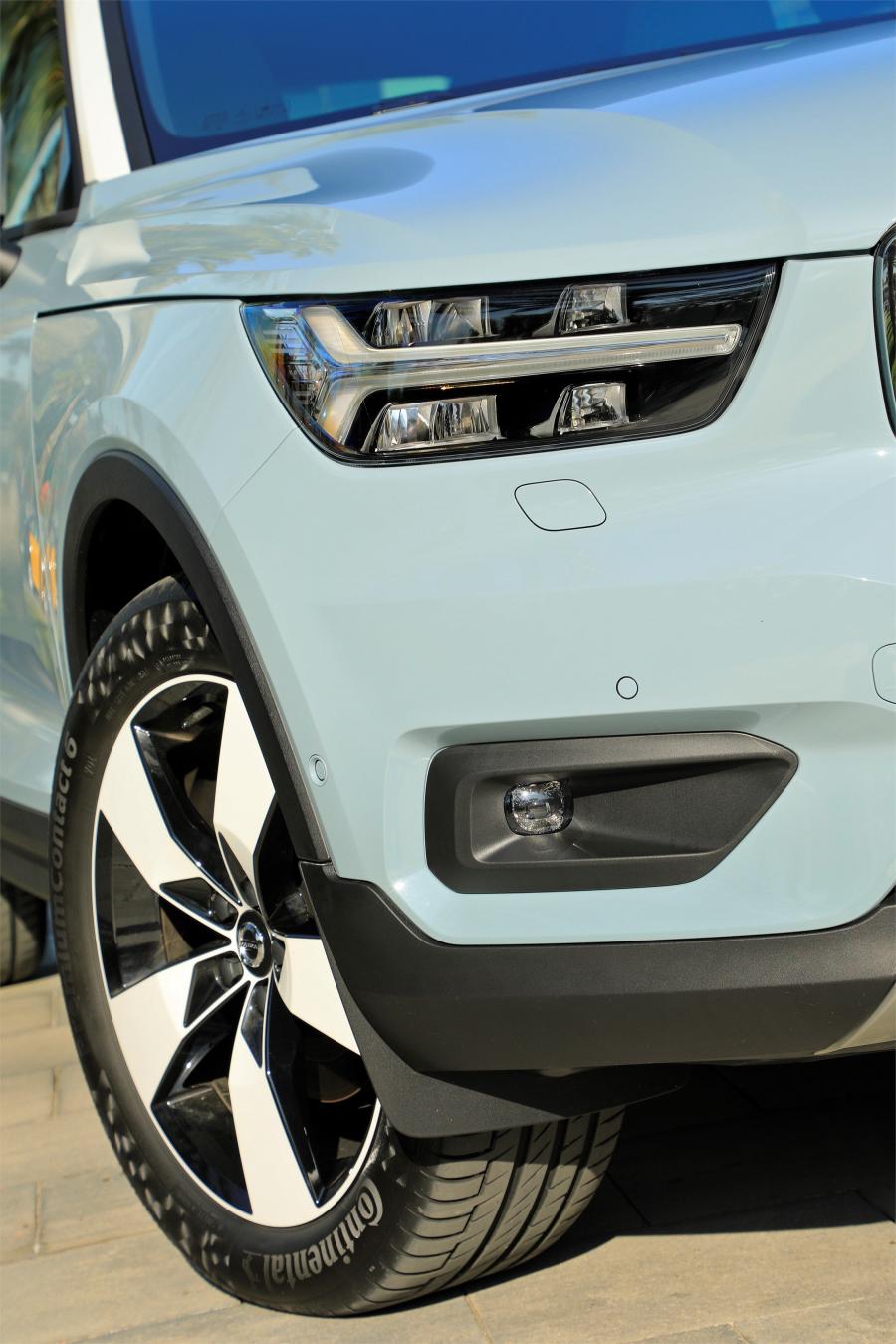 Детали экстерьера Volvo XC40 D4 Momentum 2017 года  (WW) (фото 35 из 45)